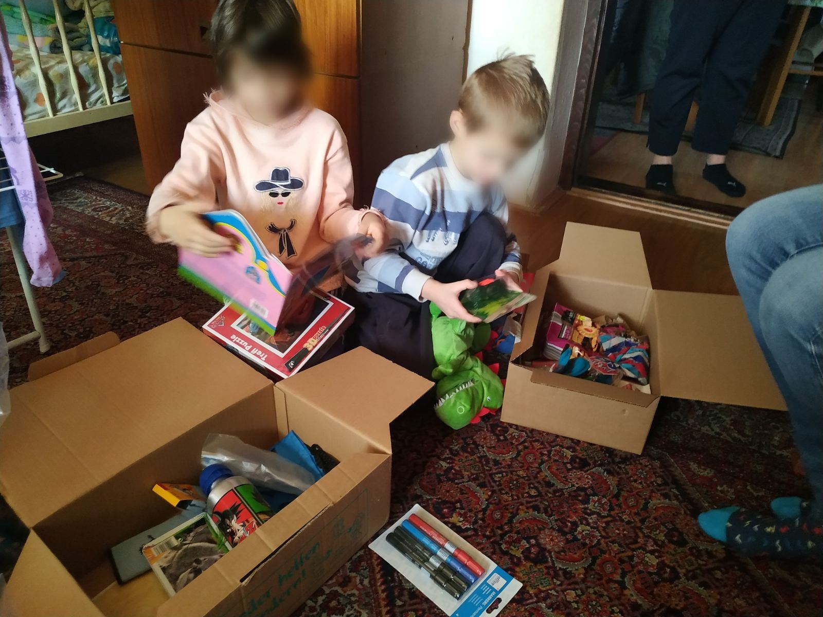 Додела пакетића у оквиру акције „Деца помажу деци“