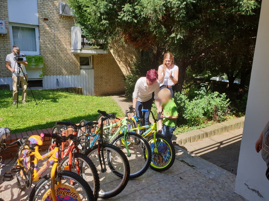 Компанија “Fanatic bike” донирала бицикле и пакете за децу на хранитељству