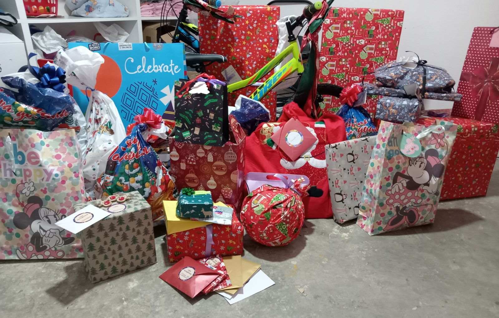 Донација персонализованих новогодишњих пакета за децу на породичном смештају од Синфони