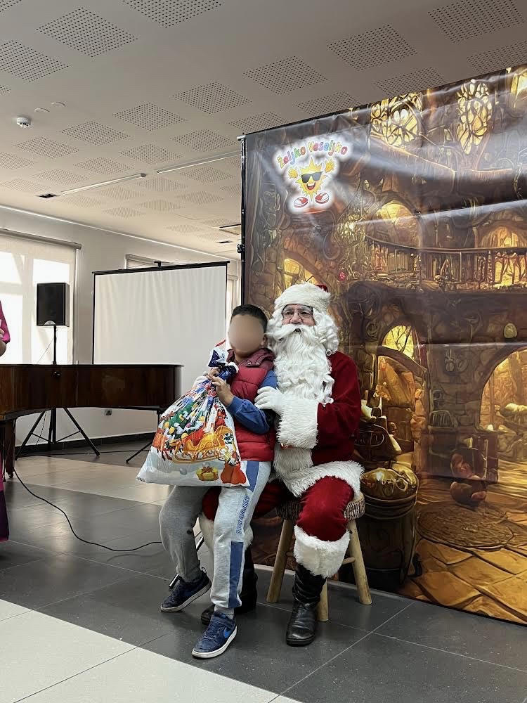 Центар за породични смештај и усвојење Нови Сад организовао је новогодишњу представу за децу која живе у хранитељским породицама