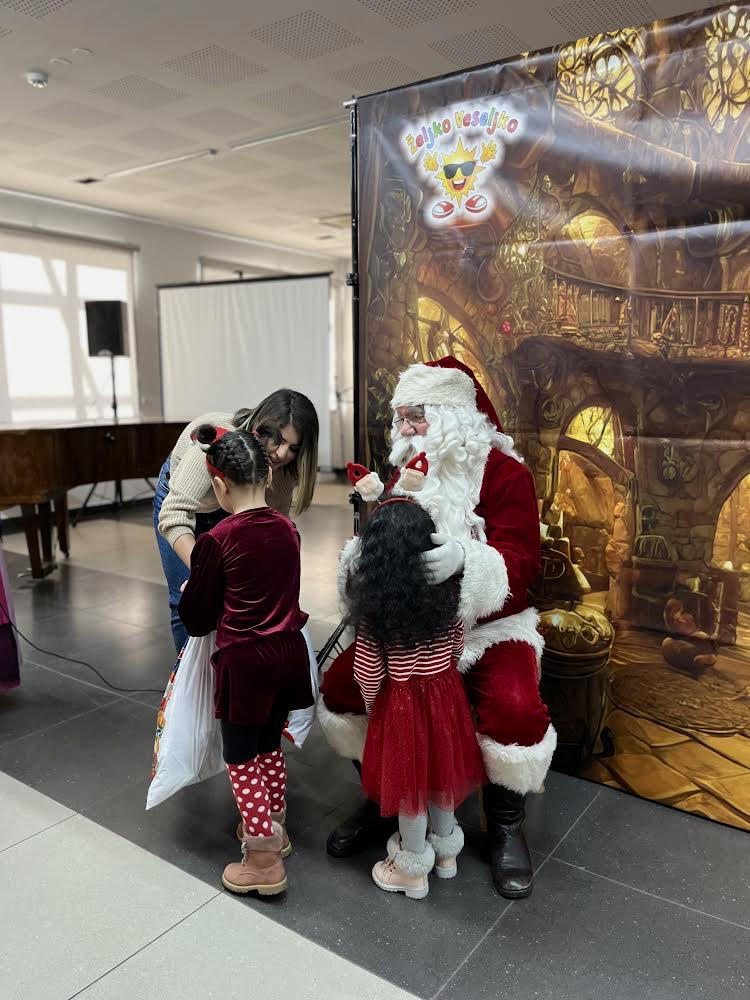 Центар за породични смештај и усвојење Нови Сад организовао је новогодишњу представу за децу која живе у хранитељским породицама